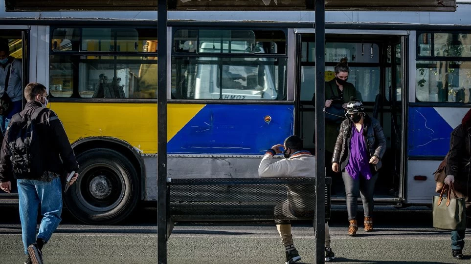 Σοκ στην Ομόνοια: Άνδρας «κόλλησε» πάνω σε κοπέλα σε λεωφορείο και αυνανίστηκε